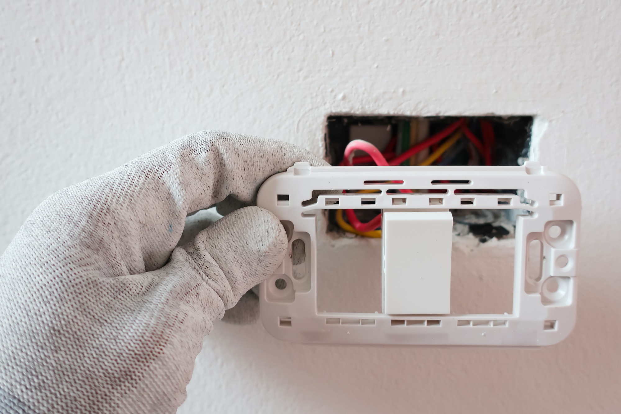 Repairing broken electrical outlets in the home, electrical plug maintenance Repairing broken electrical outlets in the home, electrical plug maintenance